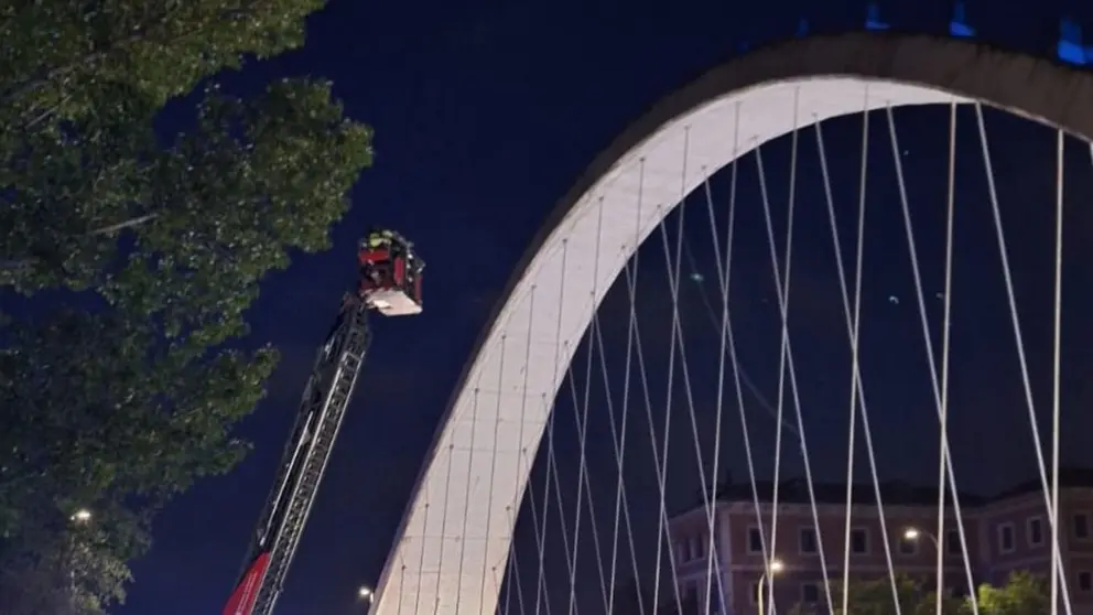 Denunciados por conducta incívica dos jóvenes que trepaban en el puente de las Oblatas. POLICÍA MUNICIPAL