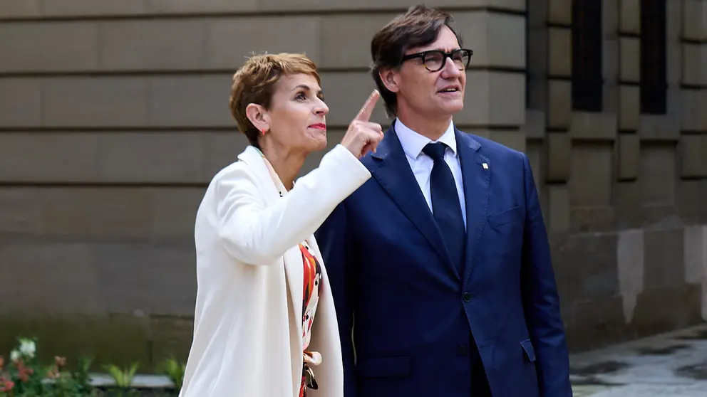 La presidenta del Gobierno de Navarra, María Chivite, recibe al president de la Generalitat de Catalunya, Salvador Illa, en el Palacio de Navarra. IÑIGO ALZUGARAY