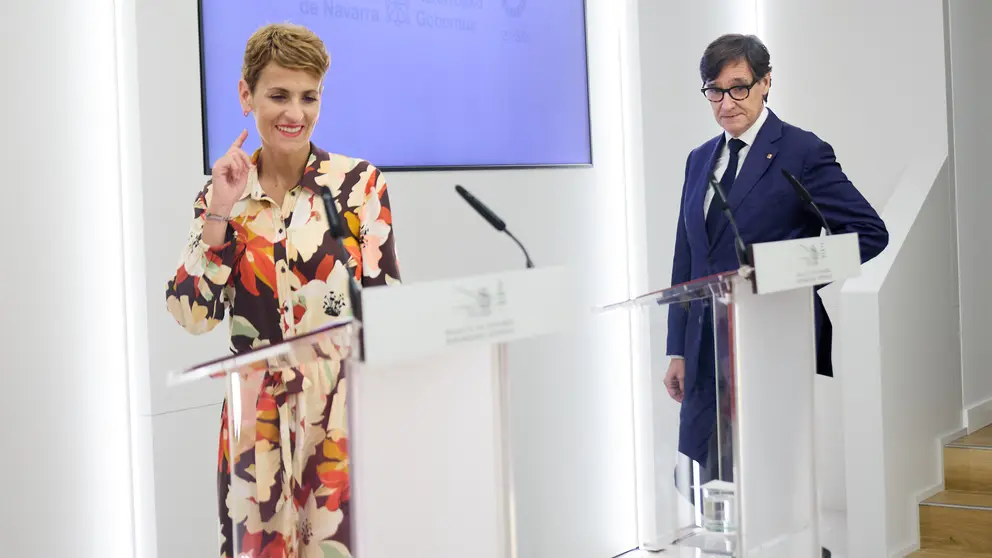 La presidenta del Gobierno de Navarra, María Chivite, recibe al president de la Generalitat de Catalunya, Salvador Illa, en el Palacio de Navarra. IÑIGO ALZUGARAY