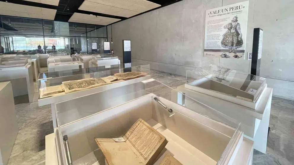 Exposición "Vale un Perú. Textos e imágenes del virreinato" que se exhibe en la Biblioteca central de la Universidad de Navarra. UNIVERSIDAD DE NAVARRA
