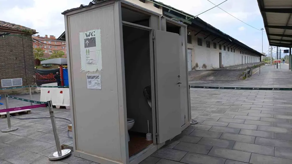 Baños portátiles sin accesibilidad para personas con movilidad reducida en la estación de tren de Pamplona. NAVARRA.COM
