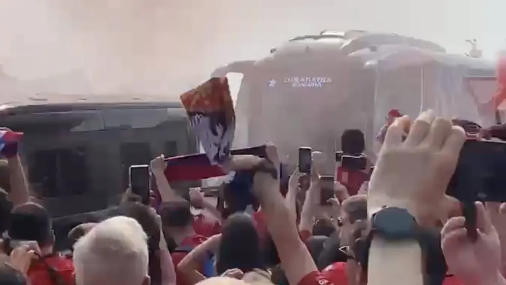 La afición de Osasuna recibe al equipo por todo lo alto en El Sadar. CEDIDA