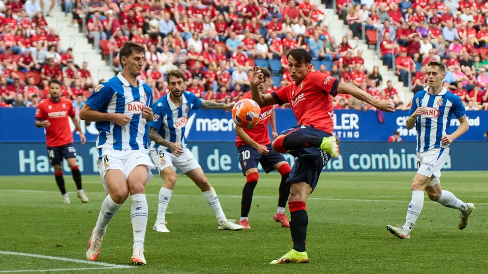 Marash Kumbulla (4. RCD Espanyol), Fernando Calero (5. RCD Espanyol) y Ante Budimir (17. CA Osasuna) durante el partido de La Liga EA Sports entre CA Osasuna y RCD Espanyol disputado en el estadio de El Sadar en Pamplona. IÑIGO ALZUGARAY