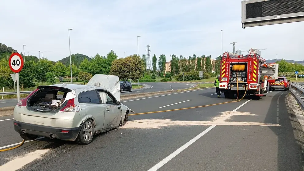 Imagen de uno de los vehículos accidentados en Burlada. BOMBEROS DE NAVARRA