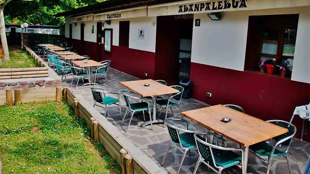 Imagen de la terraza del camping Ariztigain. VALLE DE BAZTÁN