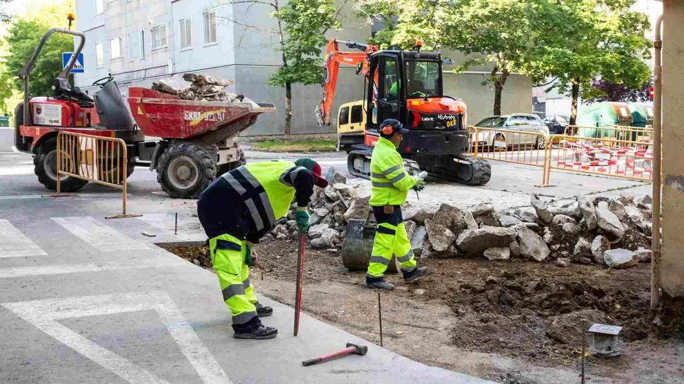 Obras de renovación de aceras en el Grupo Urdánoz, en el barrio de Echavacoiz. AYUNTAMIENTO DE PAMPLONA