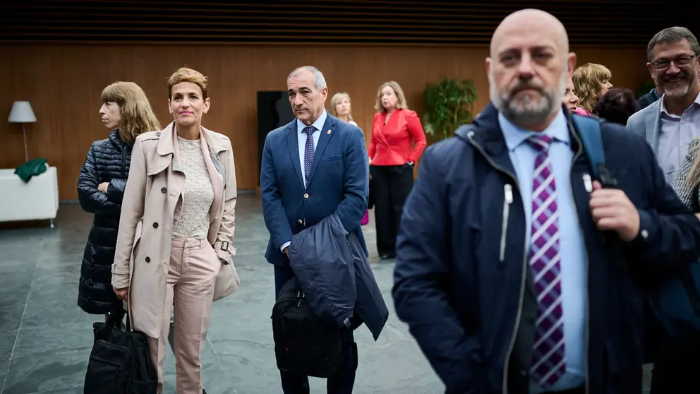 María Chivite, Oscar Chivite y José Luis Arasti minutos antes de comenzar el pleno del Parlamento. PABLO LASAOSA