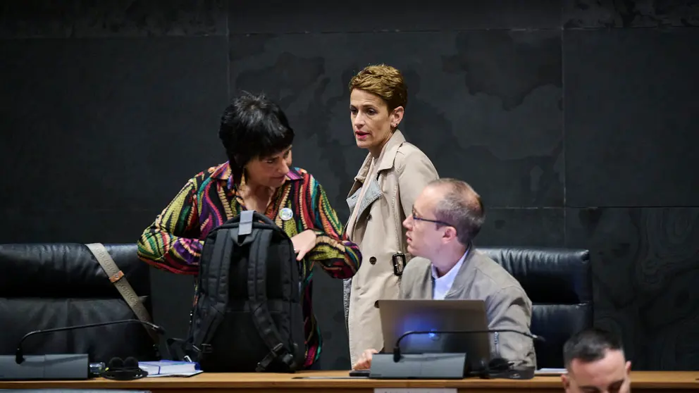 María Chivite junto a Laura Aznal y Mikel Zabaleta minutos antes de comenzar el pleno del Parlamento. PABLO LASAOSA