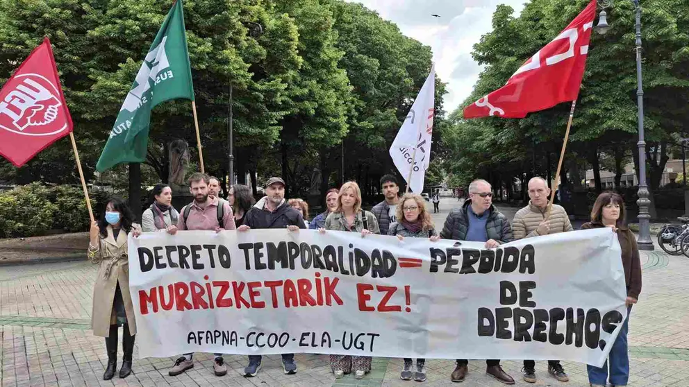 Concentración de Afapna, CCOO, ELA y UGT en contra del decreto-ley foral para reducir la temporalidad en la administración. - EUROPA PRESS