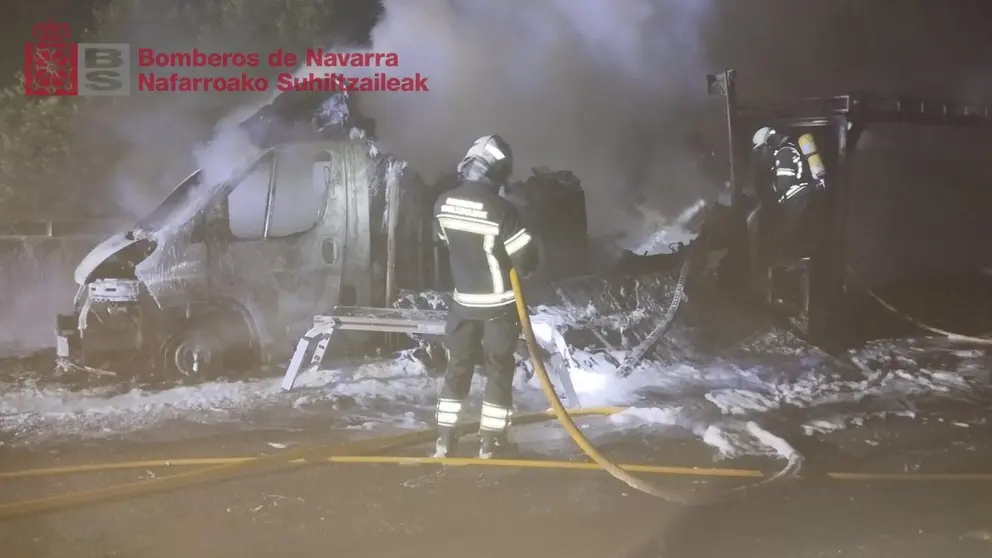 Los bomberos han extinguido en la madrugada de este domingo el incendio de una furgoneta con remolque que se ha producido a la altura del kilómetro 37,5 de la N-121-A, en el término municipal de Baztan. BOMBEROS DE NAVARRA