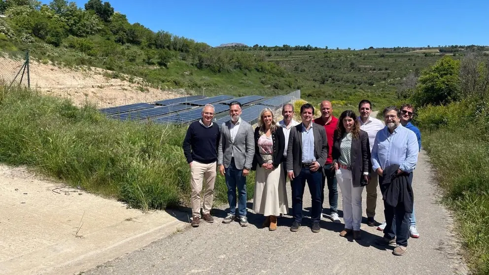 El consejero Irujo y la directora general Basterra junto a la alcaldesa Remírez, Diego Garrido, personal de Solarfarm y ENERCOOP, y representantes de otras comunidades energéticas de la zona - GOBIERNO DE NAVARRA