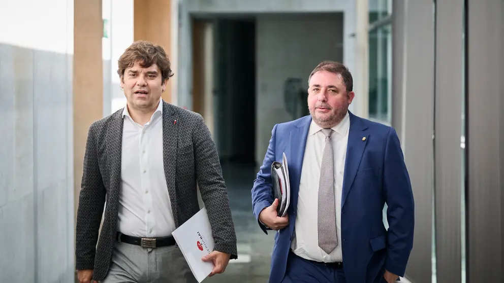 Pablo Azcona de Geroa Bai y Unai Hualde presidente del Parlamento en su llegada a la Mesa y Junta de Portavoces del Parlamento. PABLO LASAOSA