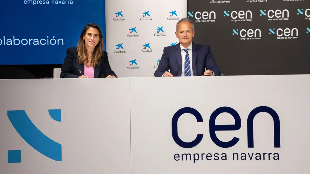 Momento de la firma con Isabel Moreno, directora territorial Ebro de CaixaBank, y Manuel Piquer, presidente de CEN. CEDIDA