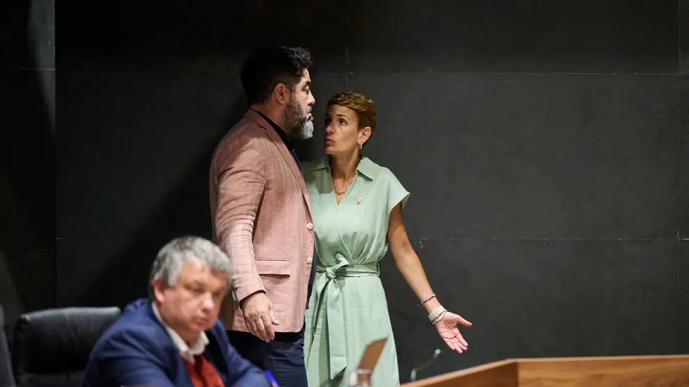Ramón Alzórriz junto a María Chivite durante la celebración del pleno del Parlamento. PABLO LASAOSA