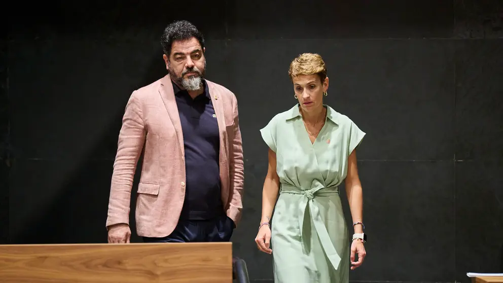 Ramón Alzórriz junto a María Chivite durante la celebración del pleno del Parlamento. PABLO LASAOSA