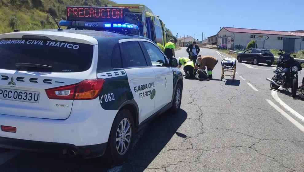 Guardia Civil atiende una colisión de dos motocicletas en Mélida .