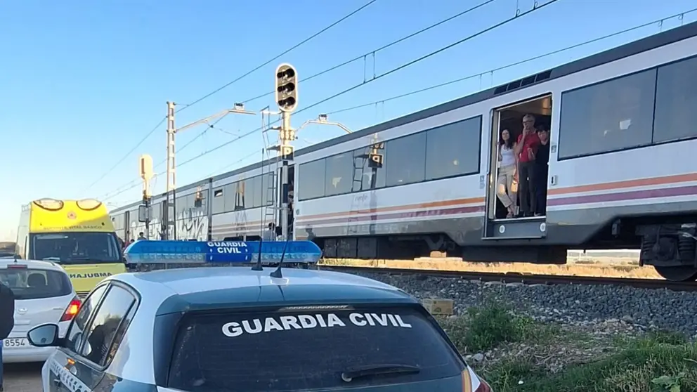 Los servicios de emergencias, junto al tren averiado entre Ribaforada y Buñuel. GUARDIA CIVIL