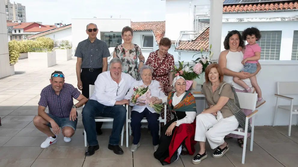 El alcalde felicita a Consuelo Fernández Ustárroz por su 100 cumpleaños. AYUNTAMIENTO DE PAMPLONA
