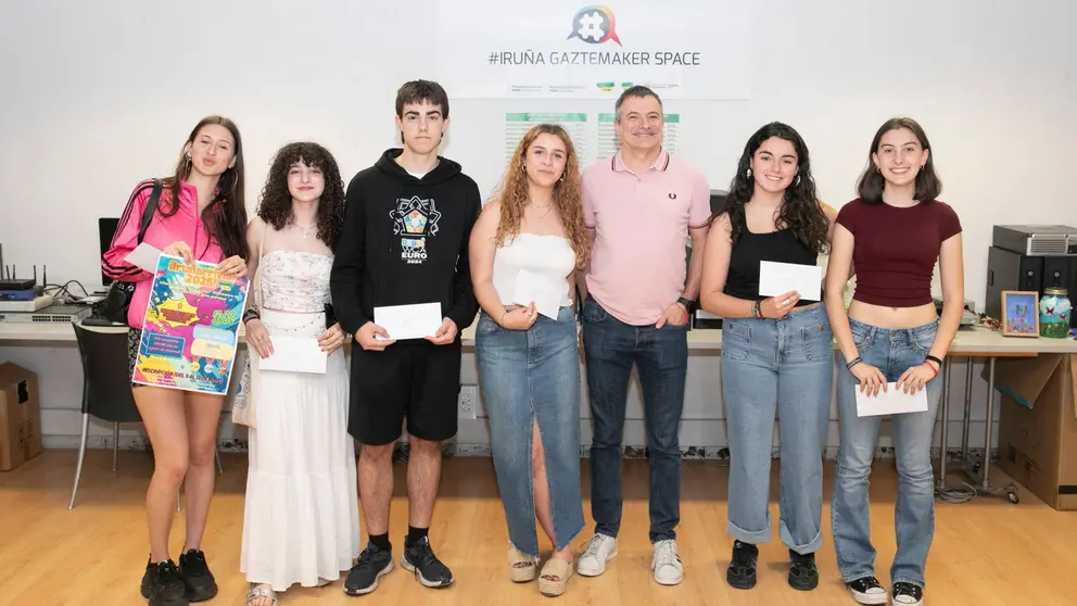 Verónica Stempovska Myka, Amagoia Henares Arguiñena y Martín Sánchez Zaragüeta se proclaman ganadores de la décima edición del torneo Iruñarrivial. AYUNTAMIENTO DE PAMPLONA