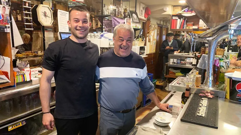 Luis Almagro Borrego junto a su hijo Mikel en el bar Ona de la Chantrea en Pamplona. Navarra.com