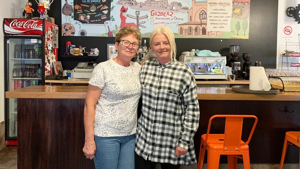 Catalina con su madre en el bar restaurante Gazólaz de Obanos. Navarra.com