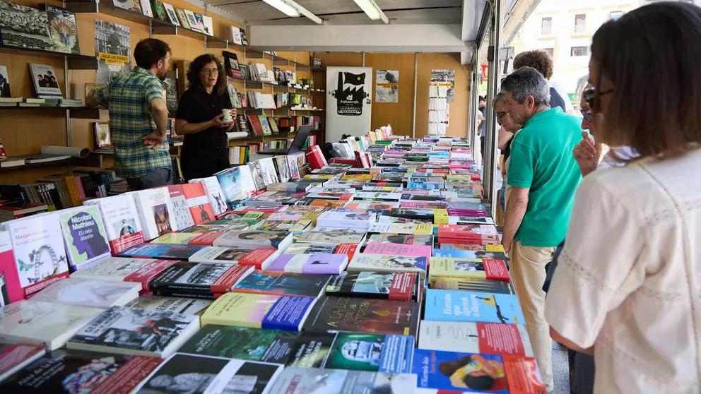 Quinta edici&oacute;n de la Feria del Libro de Navarra, en la plaza del Castillo de Pamplona. I&Ntilde;IGO ALZUGARAY
