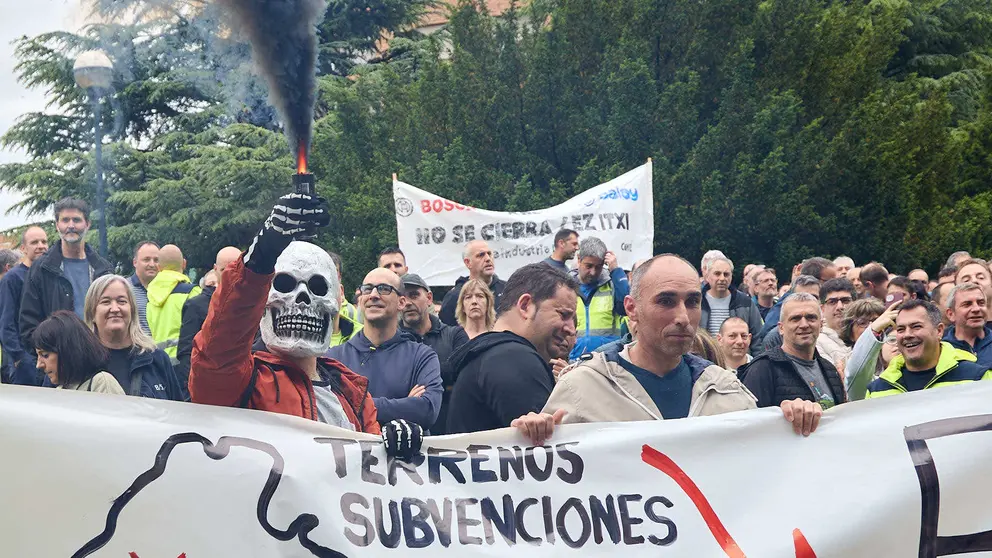 El comité de empresa y los trabajadores de BSH Esquíroz se concentran frente en el Departamento de Industria, Transición Ecológica y Digital del Gobierno de Navarra. IÑIGO ALZUGARAY