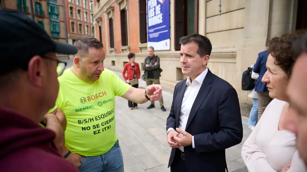 La consejera de Derechos Sociales Mari Carmen Maeztu junto al consejero de Industria Mikel Irujo junto a representantes de BSH. PABLO LASAOSA