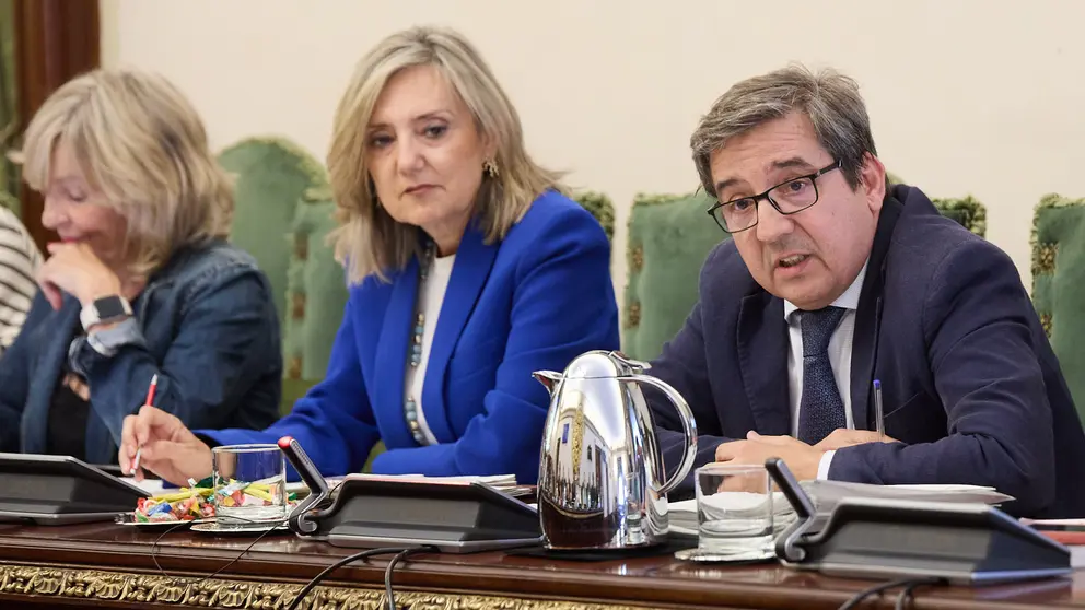 Cristina Ibarrola y Carlos Salvador en el Pleno ordinario del Ayuntamiento de Pamplona correspondiente al mes de junio de 2025. IÑIGO ALZUGARAY