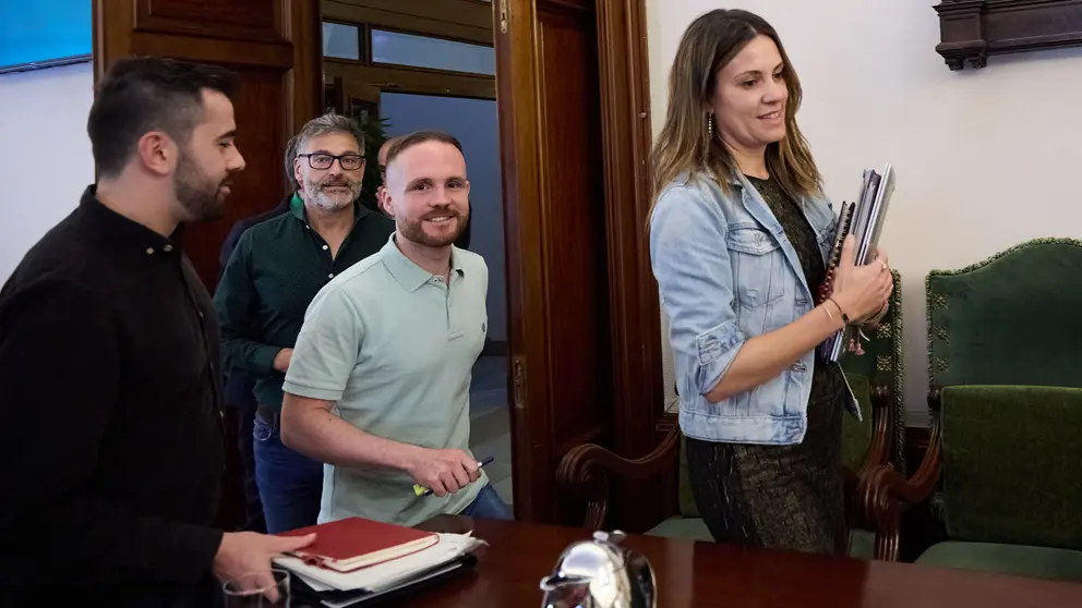 Marina Curiel y Xabier Sagardoy en el Pleno ordinario del Ayuntamiento de Pamplona correspondiente al mes de junio de 2025. IÑIGO ALZUGARAY