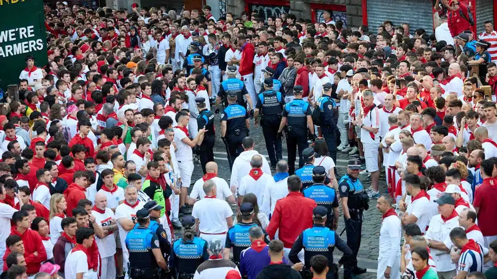 Momentos previos al segundo encierro de San Fermín 2024 con toros de la ganadería de Cebada Gago en el tramo de la cuesta de Santo Domingo y la plaza del Ayuntamiento. IÑIGO ALZUGARAY