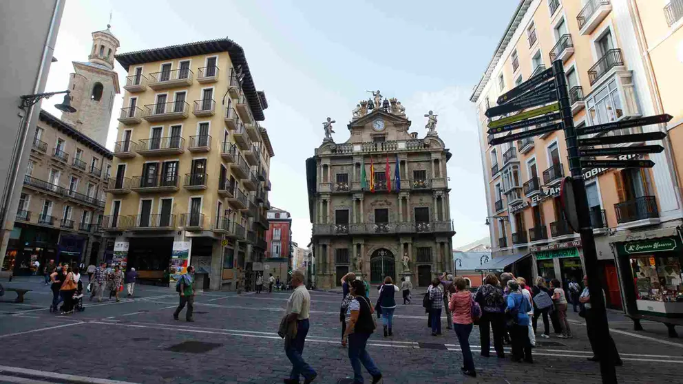 Ayuntamiento de Pamplona, Casa Seminario e Iglesia de San Saturnino desde la Plaza Consistorial. ARCHIVO