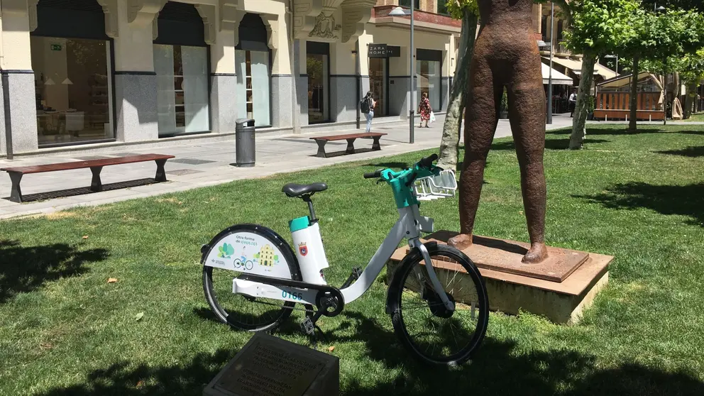 Los paseos en bicicleta, organizados por la red Civivox, plantean un recorrido por las esculturas más relevantes de Pamplona. AYUNTAMIENTO DE PAMPLONA