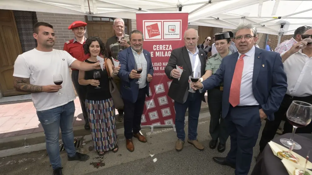 De izquierda a derecha: Iñigo Lorente, presidente de la marca colectiva ‘Cereza de Milagro’, Pablo Cosín, Natalia Bellostas, directora gerente de INTIA, Marcelino Santos Sestayo, José María Agramonte; el consejero José María Aierdi, Palmira Abadín Pérez y el alcalde José Ignacio Pardo. REYNO GOURMET