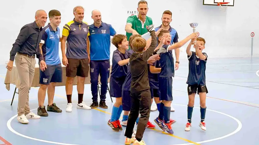 El equipo benjamín Amigó A de futbol sala federado de 8 años recibe su trofeo como campeón de la 33 edición del Memorial Santi Macaya organizado por el Club Deportivo Amigó.