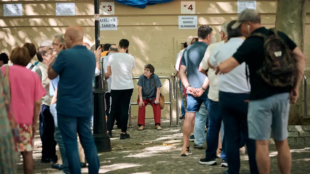 Renovación de abonos para la Feria del Toro de San Fermín 2025 en la plaza de toros de Pamplona. PABLO LASAOSA