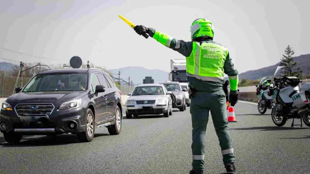Un agente de la Guardia Civil de Tráfico en Navarra. GUARDIA CIVIL