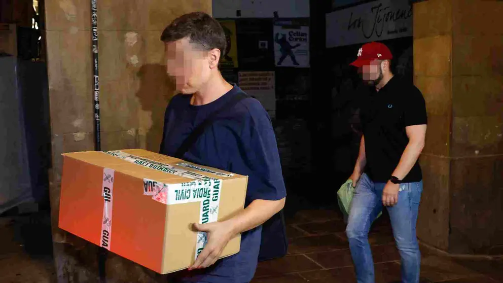 Agentes de la Unidad Central Operativa (UCO) de la Guardia Civil abandonan la sede de la constructora Servinabarcon varias cajas de información.  EFE/Jesús Diges