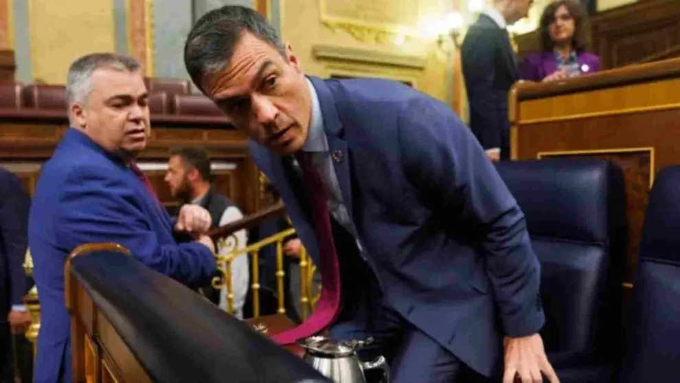 Pedro S&aacute;nchez se sienta en su esca&ntilde;o del Congreso de los Diputados ante Santos Cerd&aacute;n. OK DIARIO