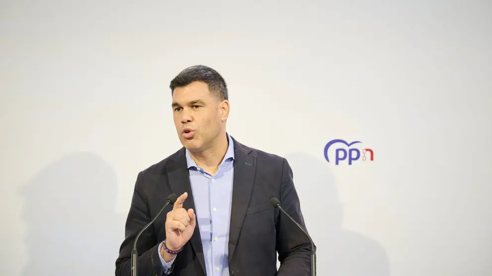 El presidente del Partido Popular de Navarra, Javier García, ofrece una rueda de prensa para valorar la información recogida en el informe de la UCO sobre las presuntas irregularidades con las que vincula al exsecretario de Organización del PSOE, Santos Cerdán. PABLO LASAOSA