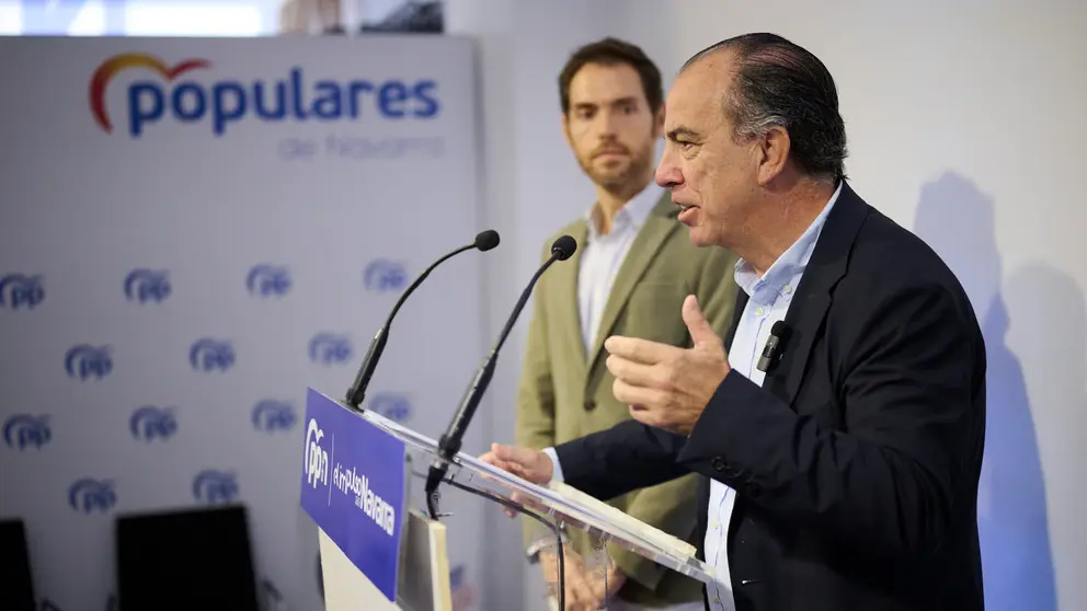 Los diputados del PP en el Congreso, Sergio Sayas y Carlos García Adanero, valoran las recientes informaciones aparecidas sobre Santos Cerdán y el PSOE. PABLO LASAOSA