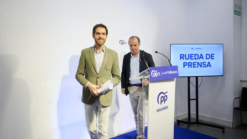 Los diputados del PP en el Congreso, Sergio Sayas y Carlos García Adanero, valoran las recientes informaciones aparecidas sobre Santos Cerdán y el PSOE. PABLO LASAOSA