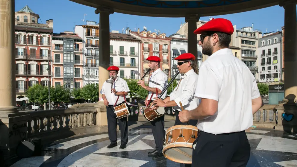 Txistularis y gaiteros interpretarán pasacalles, pasodobles, polkas, zortzikos o porrusaldas martes y jueves hasta septiembre, con parón por San Fermín. AYUNTAMIENTO DE PAMPLONA