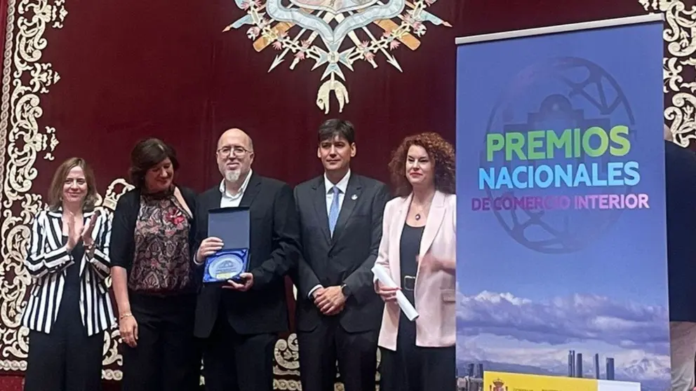 De izquierda a derecha, Amparo López, Secretaria de Estado de
Comercio, Mari Jose Corretge, presidenta de la Asociación Casco Antiguo,
Carlos Albillo, Gerente de la Asociación Casco Antiguo, Borja Sánchez,
consejero de Ciencia e Industria del Principado de Asturias y Puy López,
Adjunta a la Gerencia de la Asociación Casco Antiguo de Pamplona. CEDIDA