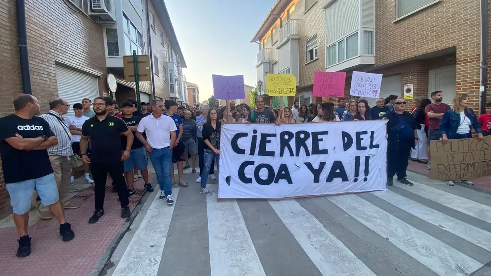 Los vecinos de Marcilla se manifiestan para pedir el cierre del Centro de Observación y Atención (COA). CEDIDA