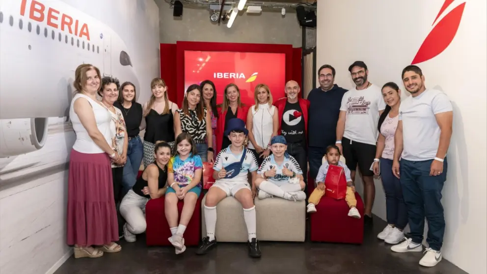 Pacientes oncopediátricos del Cancer Center Clínica Universidad de Navarra y sus familias han vivido una jornada inolvidable en el pop up de Espacio Iberia, en Madrid. Gracias a esta iniciativa social de la aerolínea, los asistentes han disfrutado de un espectáculo de magia y de diversas actividades lúdicas, como un simulador de vuelo que les ha brindado la ocasión de convertirse en pilotos por un día, despegando y aterrizando en varios de los destinos de Iberia, acompañados por un instructor profesional.
Pilar Lorenzo, directora de Responsabilidad Social Corporativa de la Clínica, ha destacado que “este tipo de iniciativas tienen un valor incalculable para nuestros pacientes, porque les permiten salir, disfrutar y olvidarse por unas horas del entorno hospitalario. El compromiso del hospital y de toda la sociedad con los que más lo necesitan mejora también la calidad de vida de los niños y sus familias durante el tratamiento”.
Con el propósito de promover la investigación y los tratamientos frente a enfermedades oncológicas infantiles, así como de canalizar el compromiso de la sociedad, el próximo miércoles, 18 de junio, Madrid acogerá la III Gala Benéfica Niños Contra el Cáncer, una cita solidaria que cada año acoge a cerca de 2.000 personas entre Pamplona y Madrid. CEDIDA