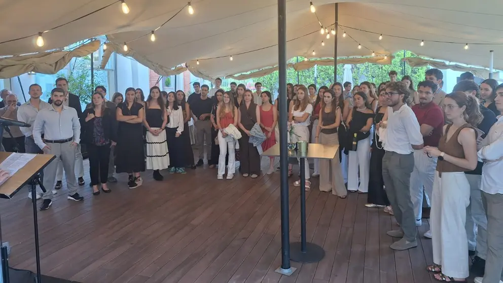 Los nuevos MIR en el Colegio de Médicos. En primera fila, el secretario
Julio Duart, el presidente, Tomás Rubio y las vocales de Médicos Tutores
y Médicos en Formación, María Teresa Carrasquer y Chenhui Chen. CEDIDA