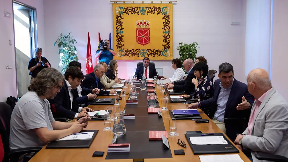 Sesión semanal de la Mesa y Junta de Portavoces del Parlamento de Navarra en la que se va a estudiar la creación de una comisión de investigación tras conocerse el informe de la UCO de la Guardia Civil que revela el supuesto cobro de comisiones por parte del exsecretario de Organización del PSOE, Santos Cerdán. IÑIGO ALZUGARAY
