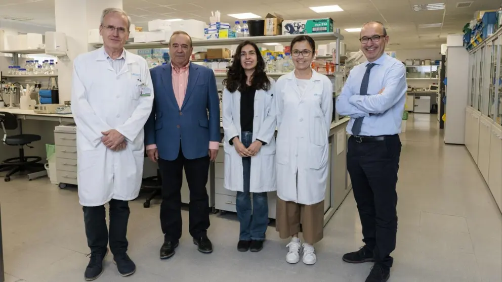 Miembros del equipo investigador. De izq. a dcha.: los Dres. Francisco García Río, de La Paz, Germán Peces Barba, de la Fundación Jiménez Díaz, Carolina Cubillos Zapata, de La Paz, Elena Díaz, de la Paz, y Luis Seijo, del Cancer Center Clínica Universidad de Navarra. CEDIDA