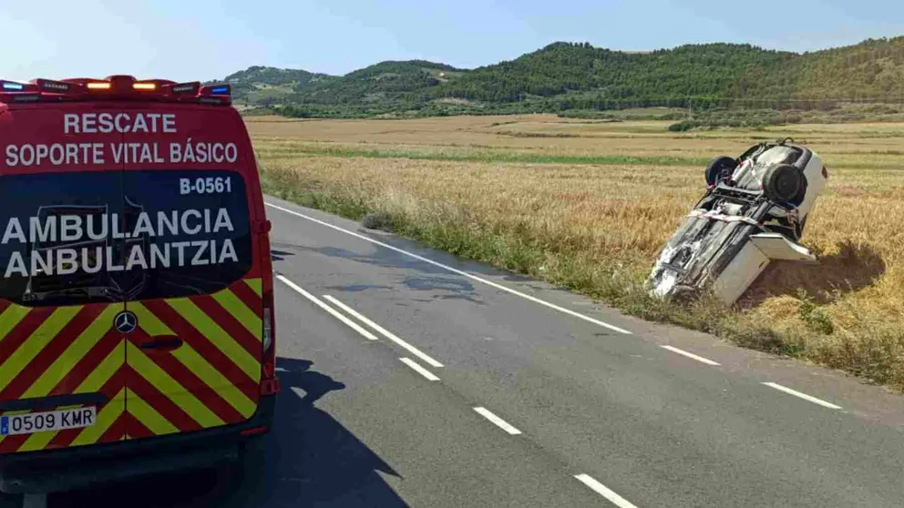 El coche ha volcado tras salirse la vía. BOMBEROS DE NAVARRA